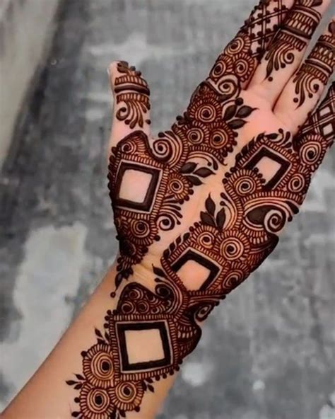 Square Mehndi Design हथलय पर खब जचग य सकवयर महद डजइन