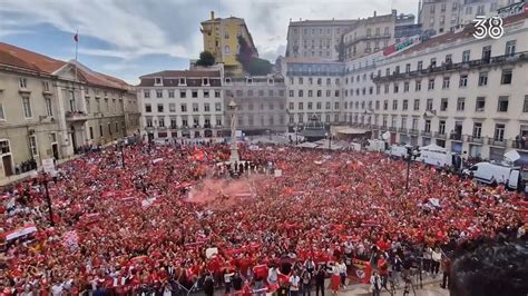 A festa dos adeptos do SL Benfica na receção à equipa