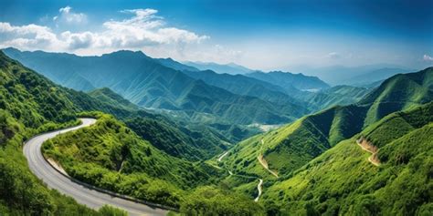 Uma estrada sinuosa corta um caminho através de montanhas verdes