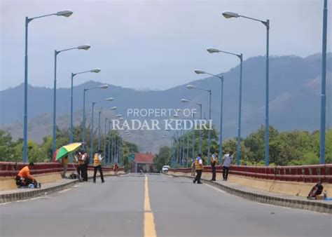 Akses Ditutup Secara Visual Jembatan Semampir Kota Kediri Terlihat