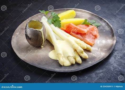 Traditionele Witte Asperges Met Gerookte Zalmmoten En Gekookte