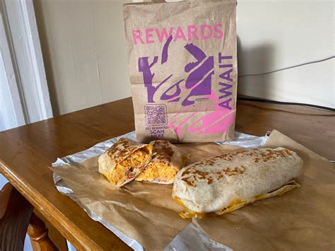 I Tried Taco Bell S Limited Time Grilled Cheese Burrito It S Delicious And Well Worth The