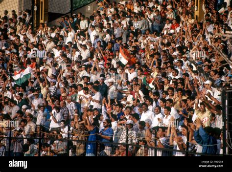 Cricket crowd hi-res stock photography and images - Alamy