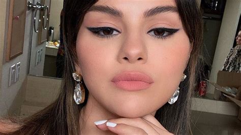 El Truco De Selena Gómez Para Lograr Un Delineado Cat Eye Perfecto Mui Belleza