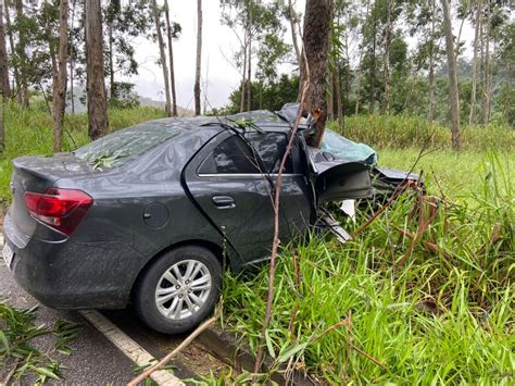 Caminh O Derrama Leo Na Pista E Provoca Acidente Pedra Azul News