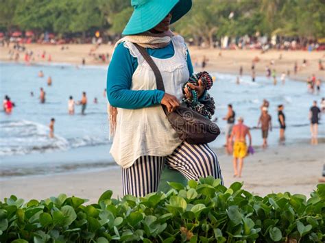 Vendedor Ambulante En La Playa Bali De Kuta Fotografía editorial