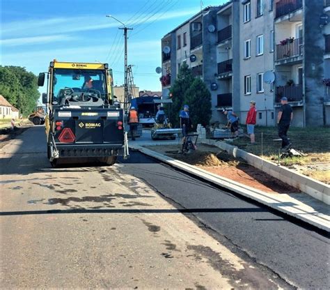 K Ad Asfalt Na Drodze W Powiecie Leszczy Ski Zobacz Jak Zmienia Si