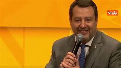 Salvini Contestato Da Attivisti Di Greenpeace Al Festival Dell Economia