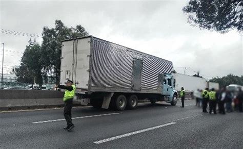 Congestionamiento por bloqueo en carriles centrales de Autopista México