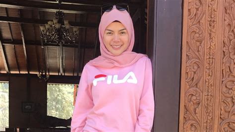 Nikita Mirzani Kunjungi Bromo Penampilan Sporty Nya Ini Bikin Terlihat