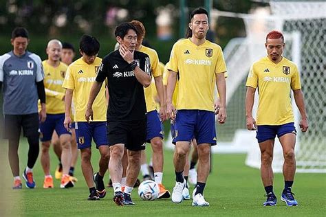 W杯ドイツ戦の試合前ひそかに話題 バスを降りた日本代表の装いが「宇宙服みたい笑」 ライブドアニュース