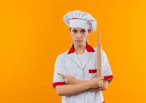 Joven Bonita Cocinera En Uniforme De Chef Sosteniendo Un Rodillo Y