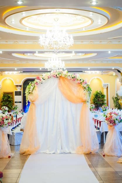 Hermoso Arco De Boda Con Flores Foto Premium