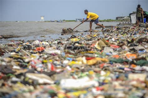 Dampak Gelombang Tinggi Perairan Selat Sunda ANTARA Foto