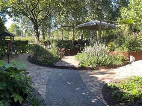 RONDE TUIN VOL MET PLANTEN Tuinontwerp Bureau Geels