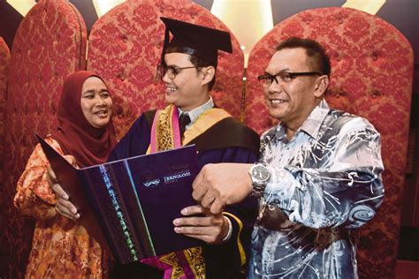 Graduan UiTM Yang Hilang Mata Kanan Akibat Kanser Terima Anugerah Naib