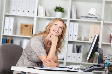 Femme D affaires Assez Blonde Dreaming Image stock Image du idées businesspeople