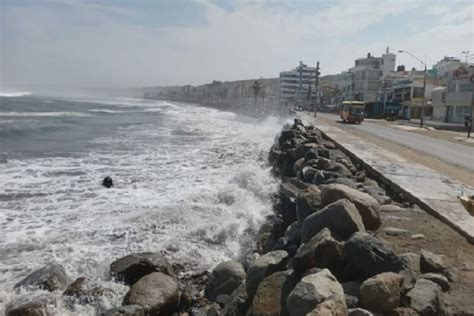 Trujillo balneario de Huanchaco es afectado por oleajes anómalos