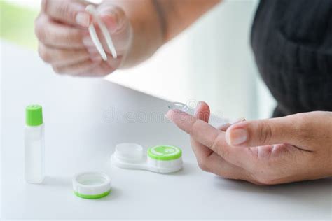 How To Put On Contact Lenses Step By Step Photo Instruction Step 2