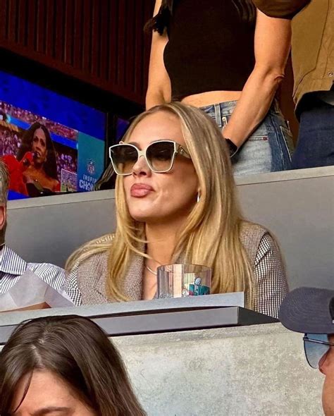 Adele ăn diện lộng lẫy chỉ để đi xem show Rihanna ở Super Bowl