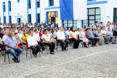 Gota de rocío sobre la Plaza del Himno de Bayamo fotos La Demajagua