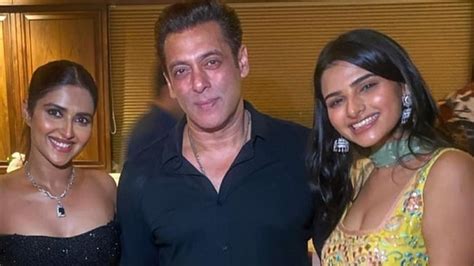 Salman Khan Poses With Maine Pyar Kiya Co Stars Bhagyashree Mohnishs