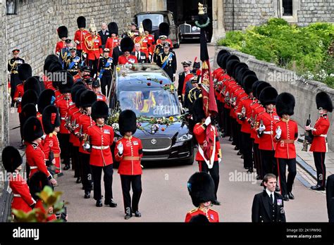 Les Membres De La Famille Royale Se Promène Derrière La Corbillard D