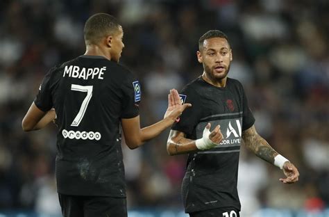 Phản ứng tranh cãi của Kylian Mbappe khi chia tay Neymar rời PSG Báo