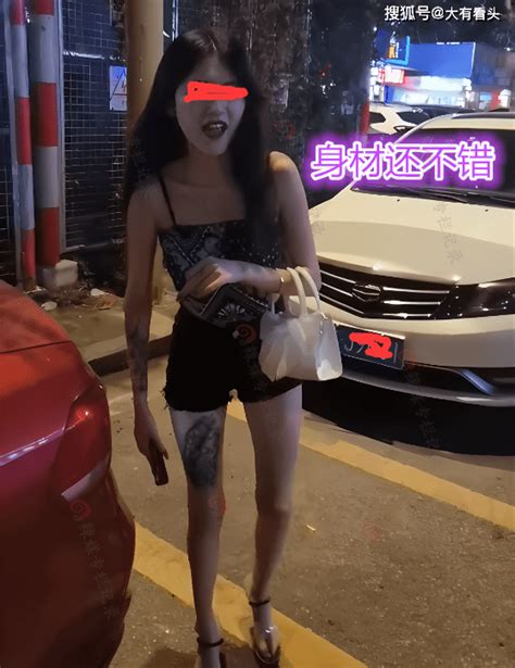 男子和网恋女友奔现，女友浓妆艳抹有文身，男子提出分手赶走她女子因为化浓妆