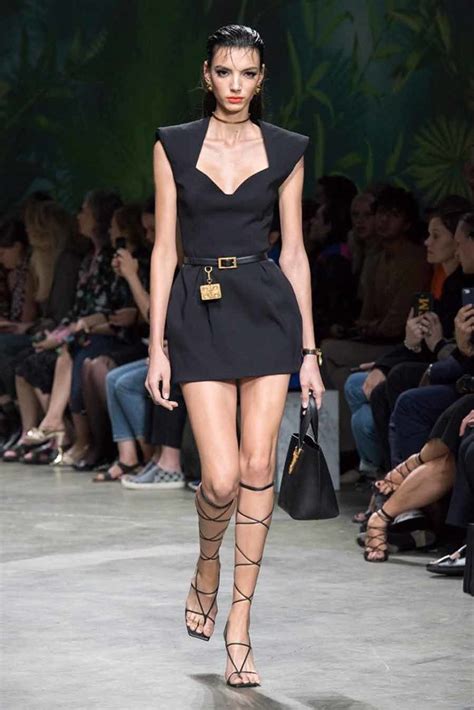 Look De La Colección Primavera Verano 2020 De Versace Moda El Mundo