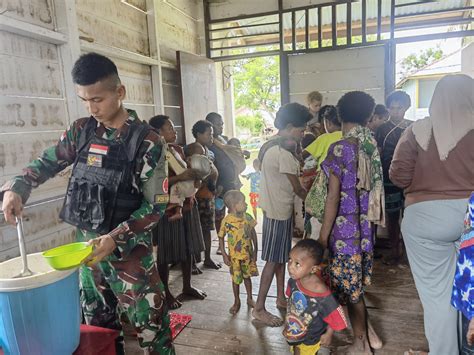 Pemberian Makanan Tambahan Dilakukan Satgas Yonif Kk Sebagai Upaya