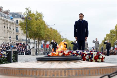 Macron préside la cérémonie du 11 novembre aux Champs Elysées