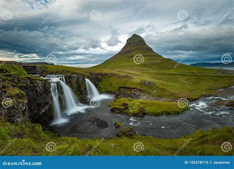 Cascada De Kirkjufellsfoss Y Monta A De Kirkjufell Islandia Imagen De