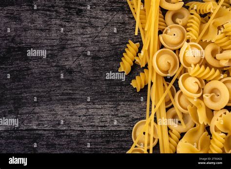 Oktober Verschiedene Sorten Pasta Nudeln Auf Schwarzem Holz