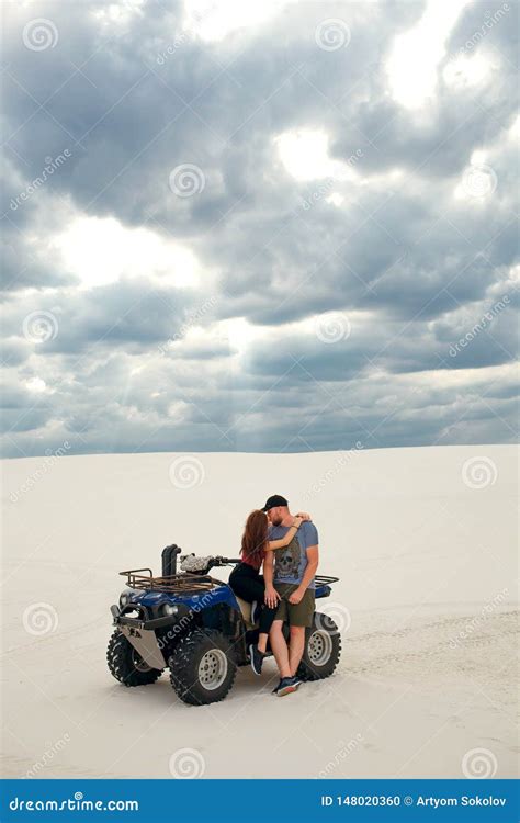 A Menina Abra A Seu Noivo Em Um Quadril Tero No Deserto Um Par De Amor