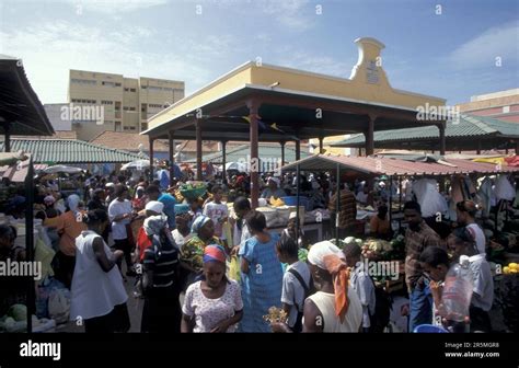 Gente En El Mercado De Alimentos De La Ciudad De Praia En La Isla De