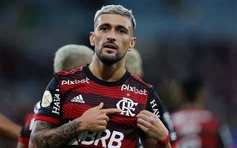 Meia do São Paulo elege Arrascaeta como melhor jogador da posição no