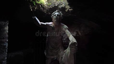 Explorar El Mithraeum Termal De S Con Una Estatua Que Representa Al