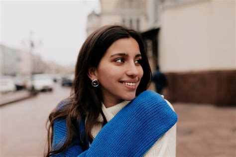 Mulher Sorridente E Feliz Se Divertindo L Fora Na Cidade Em Um Bom Dia