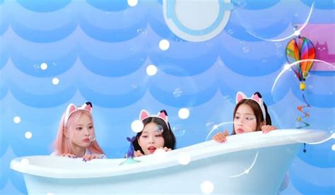 Pin By Akia On Jyp Group Twice Itzy Nmixx In Pool Float