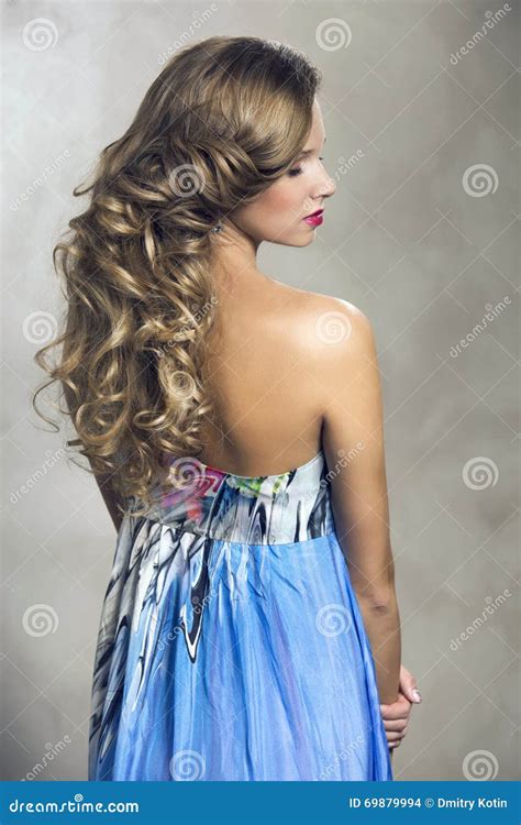 Beau Modèle Avec De Longs Cheveux Bouclés Photo Stock Image Du Cheveu