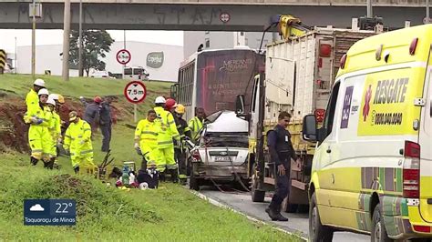 V Deo Motorista Morre Ap S Carro Bater E Entrar Debaixo Da Traseira De