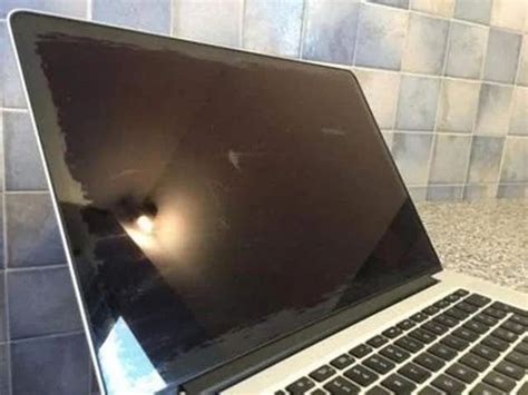 Macbook屏幕涂层脱落 于是有人决定把它全给抹了 科技先生