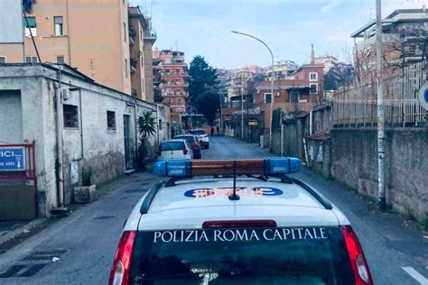 Si Apre Voragine In Strada A Napoli In Zona Vomero Inghiottite Due