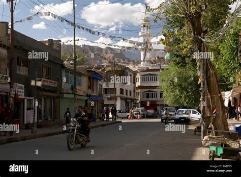 Street view of Leh, Ladakh, Jammu and Kashmir Stock Photo - Alamy