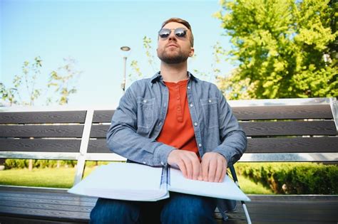 Homem Cego Lendo Tocando Em Um Livro Em Braille Foto Premium