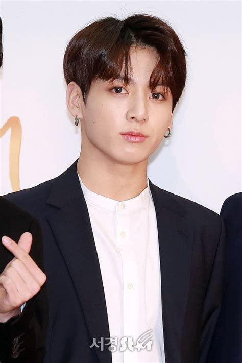 방탄소년단bts 정국 섹시함 폭발하는 눈맞춤 2018 골든디스크 서울경제