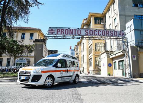 Reggio Emilia Sedicenne Va Fuori Di Testa In Ospedale Aggrediti