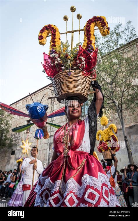 Julio 28 2019 China Oaxaque A Danzas Equilibrar Una Canasta Con