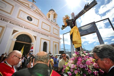 Alajuelita se vistió de fiesta para acompañar al Cristo negro de